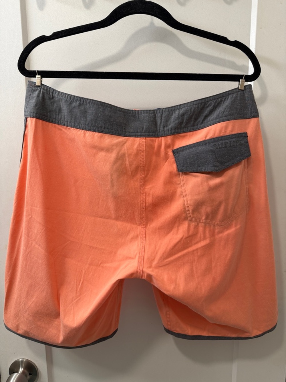 Salt Life Men’s Coral & Gray Boardshorts - Picture 2 of 6